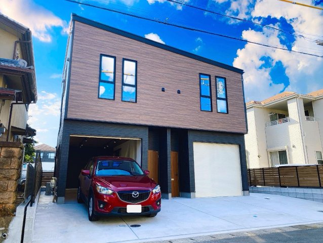 建物外観　電動シャッター付きガレージです！