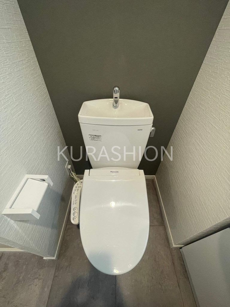 トイレ　別部屋の写真になります。