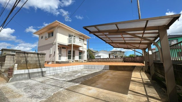 建物外観　広い庭と2台並列でおける駐車場