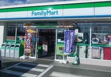 コンビニ　ファミリーマート（コンビニ）まで800m