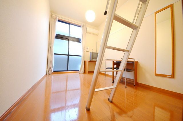レオパレスFKの居間写真