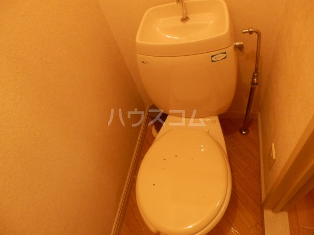 ＪＲ東海道本線 平塚駅 バス乗車時間：17分 最寄りバス停で下車 徒歩5分 2階建 築33年のトイレ写真