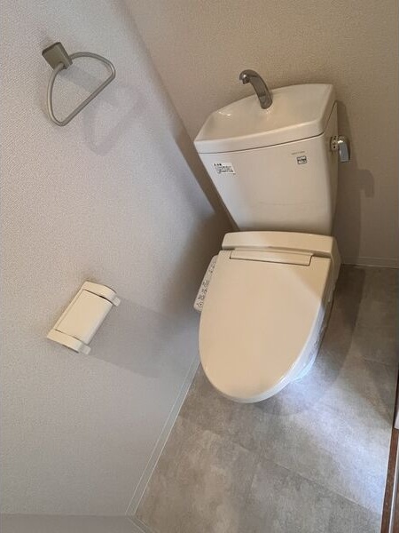 地下鉄名城線 平安通駅 徒歩7分 3階建 築24年のトイレ写真