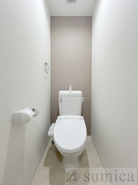 トイレ　人気アイテムの温水洗浄便座。清潔感のあるトイレです。
