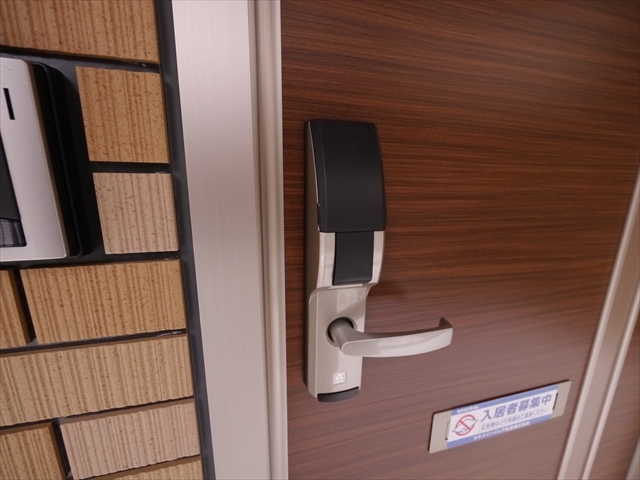 玄関　ドアは電子キー