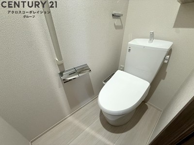 トイレ　温水洗浄便座付きのトイレです♪