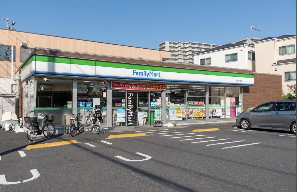 コンビニ　ファミリーマート 新田三丁目店（コンビニ）まで164m