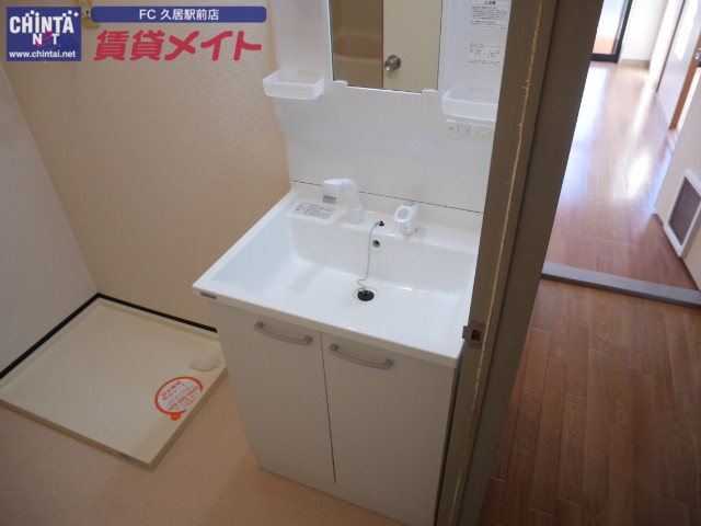 洗面設備　清潔感のある洗面台