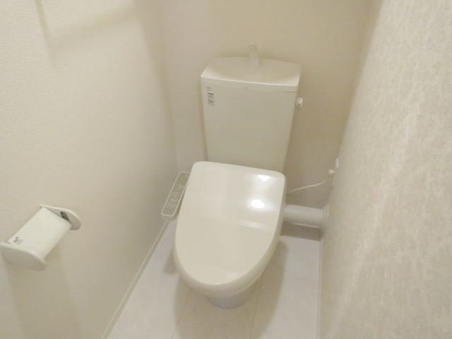 トイレ　温水洗浄便座完備で快適です♪