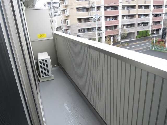 バルコニー　ゆったりと広いバルコニーでお洗濯ものも干しやすいです♪