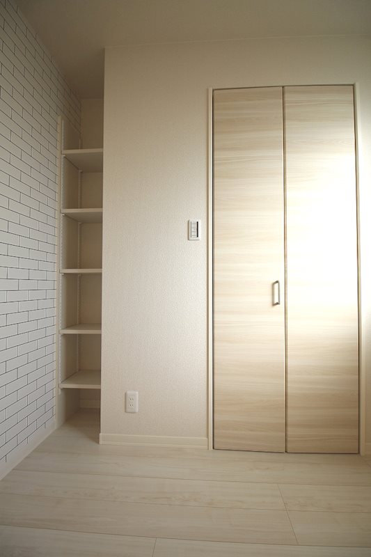 収納　洋室のウォークインクローゼット・収納棚