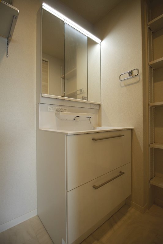 洗面設備　三面鏡タイプのシャワー付化粧洗面台