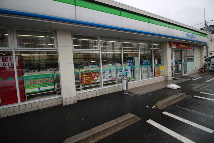 コンビニ　ファミリーマート（コンビニ）まで195m