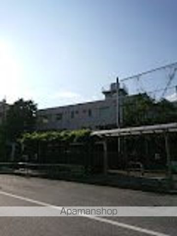 中学校　弦巻中学校（中学校）まで527m