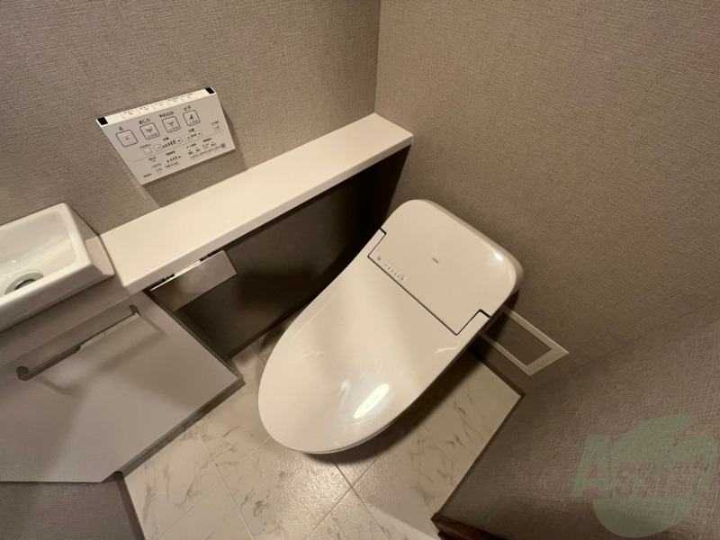 トイレ　トイレです。ユニットバスになってますのでコンパクト。