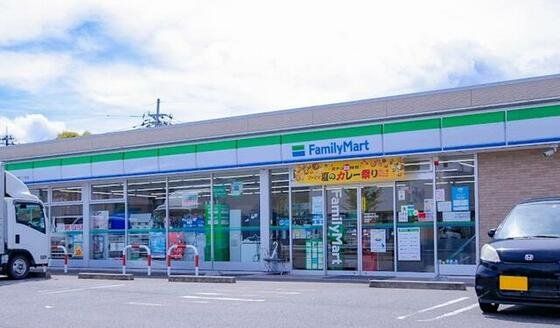 コンビニ　ファミリーマート金沢問屋町二丁目店（コンビニ）まで129m
