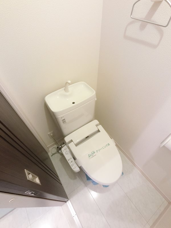 ＪＲ横須賀線 新川崎駅 徒歩8分 2階建 築17年のトイレ写真