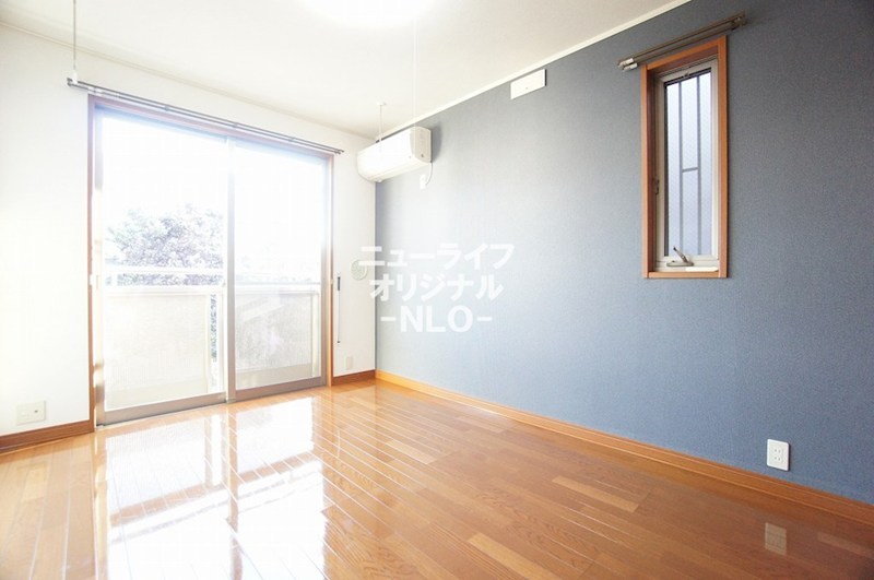 居室・リビング　アクセントクロスでスタイリッシュな空間を演出