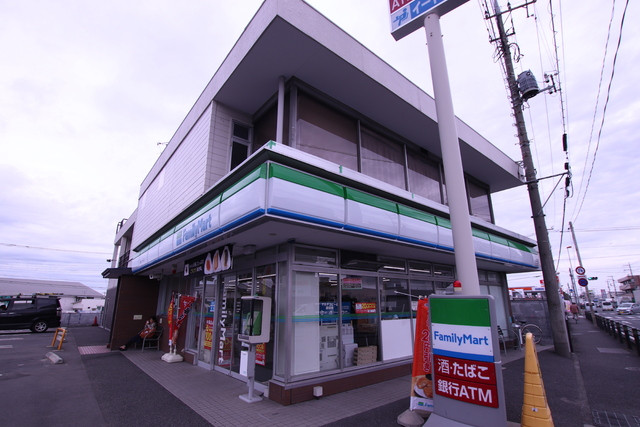コンビニ　ファミリーマート　川越インター店（コンビニ）まで130m