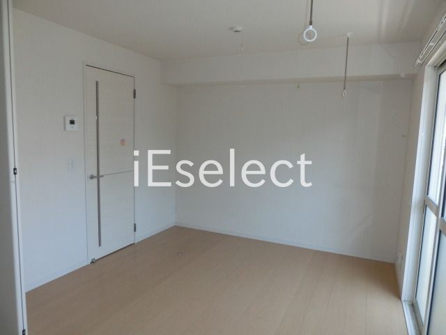 その他部屋・スペース　バルコニー側からの洋室です。