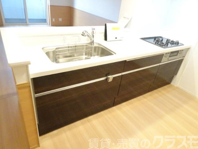 キッチン　効率よくお料理できる３口コンロ付き♪