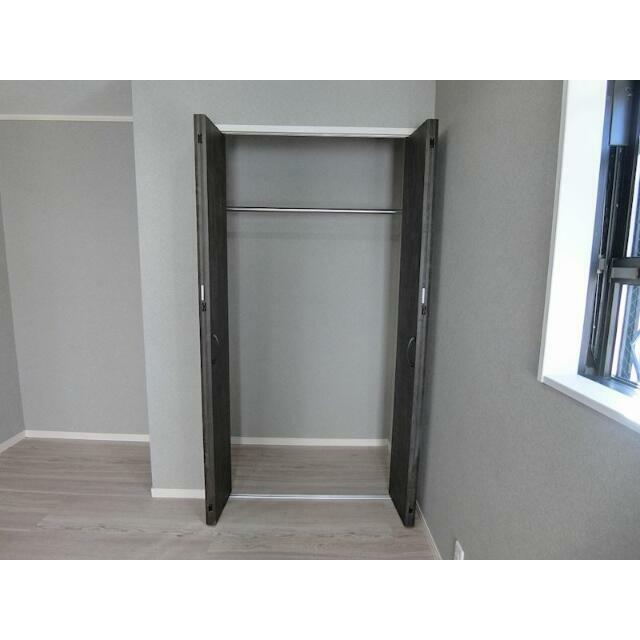 収納　黒を基調とした木目調の建具建材を使用しており、落ち着いた空間