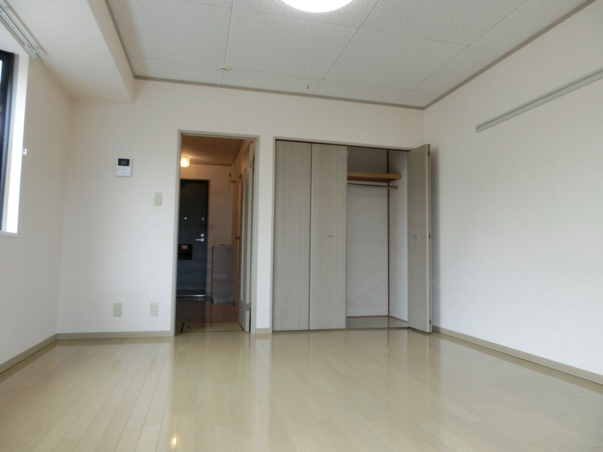 居室・リビング　２面窓で明るいです