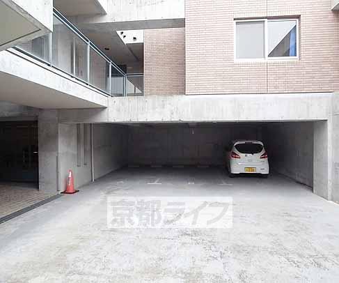 【京都市西京区樫原水築町のマンションの駐車場】