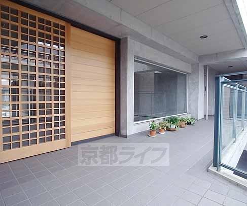 【京都市西京区樫原水築町のマンションのエントランス】