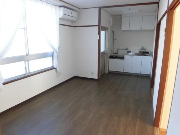 居室・リビング　中部屋は側面の窓がありません
