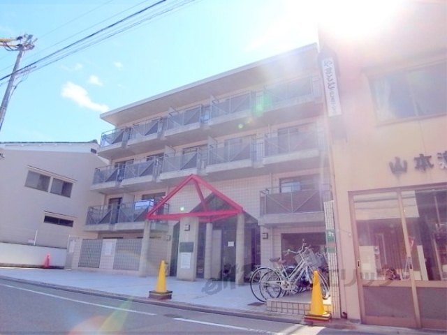 京都市東山区本町１７丁目のマンションの建物外観
