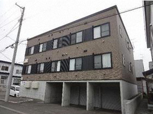札幌市東区北丘珠三条のアパートの建物外観