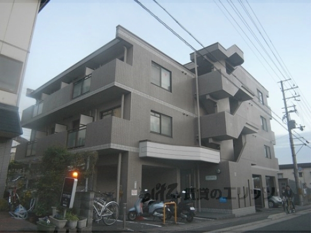 京都市左京区上高野下荒蒔町のマンションの建物外観