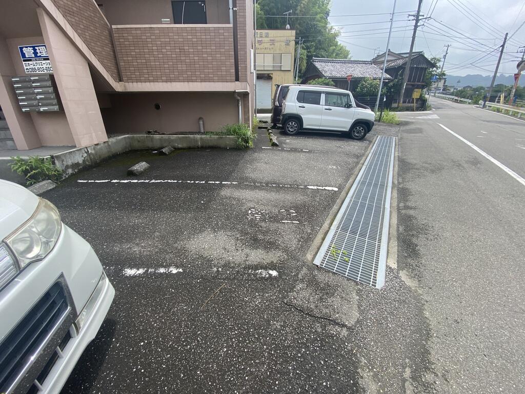 【コーポ成岡IIの駐車場】