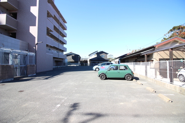 【アクシス中川の駐車場】