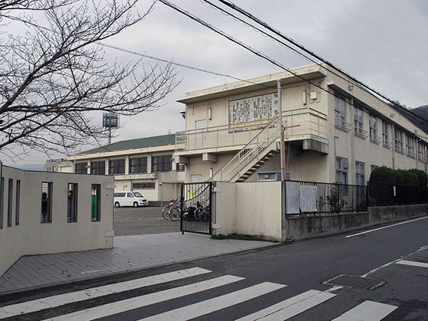 【八尾市恩智北町のマンションの小学校】