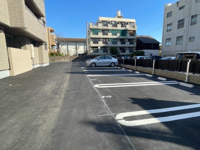 【シャーメゾンプレミア椿の駐車場】