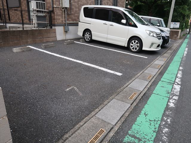 【川口市戸塚のアパートの駐車場】