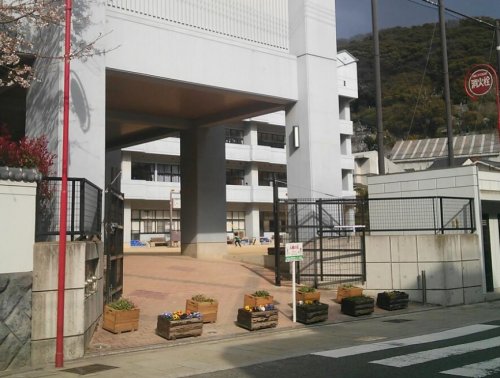 【長崎市油屋町のマンションの小学校】