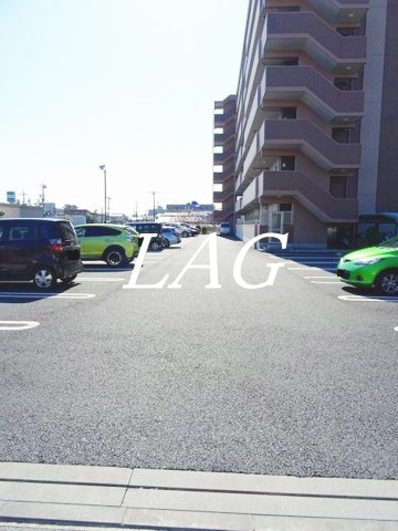 【青梅市野上町のマンションの駐車場】