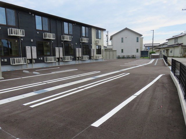 【高岡市角のアパートの駐車場】