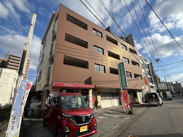 【かえでビルの建物外観】