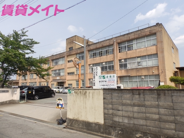 【津市一身田中野のマンションの小学校】