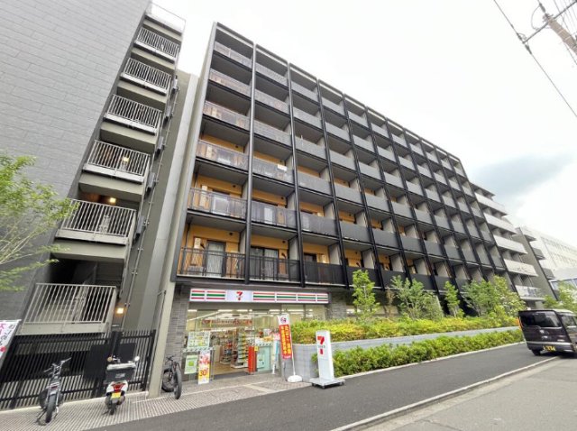 【新宿区百人町のマンションの建物外観】