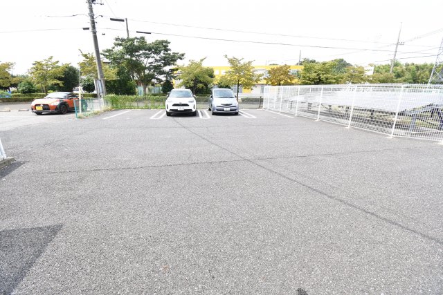 【館林市大谷町のアパートの駐車場】