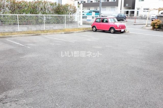 【東大阪市弥生町のアパートの駐車場】