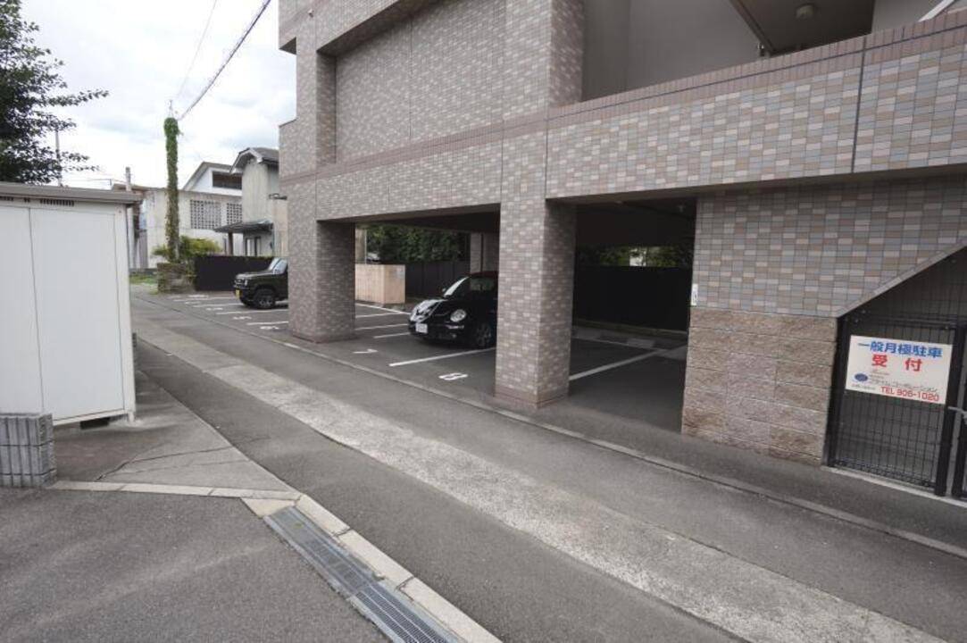 【松山市立花のマンションの駐車場】