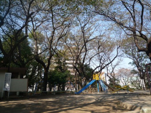 【アジールコート山手動坂の公園】