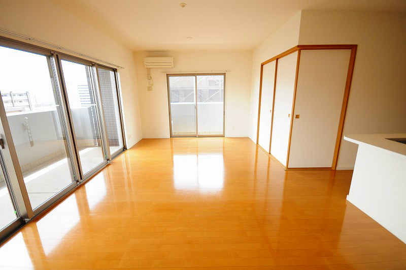 居室・リビング　☆★　角部屋で全ての部屋に窓があります…明るいですヨ♪　★☆