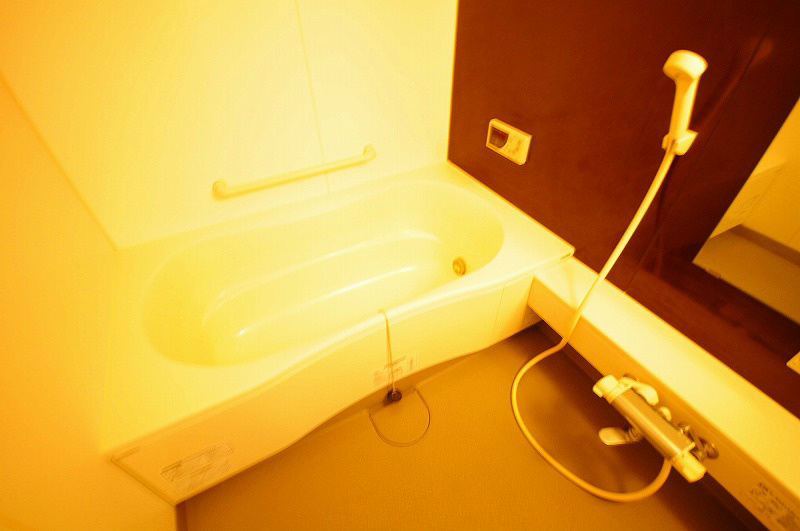 バス・シャワールーム　☆　オートバスでラクラク…広めの浴槽でリラックスタイム♪　☆